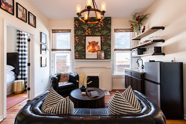 Älytelevisio, videopelejä, DVD-soitin, kirjoja