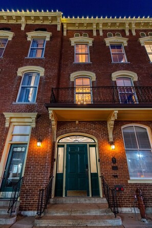 Exterior detail - Four Roses Suite, The Woodford Hotel (Versailles)