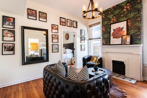 Interior - Four Roses Suite, The Woodford Hotel (Versailles)