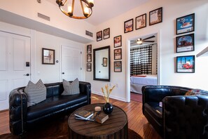 Smart TV, video games, DVD player, books - Four Roses Suite, The Woodford Hotel (Versailles)