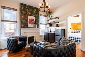 2 makuuhuonetta, työpöytä, silitysrauta/-lauta, vauvan matkasänky