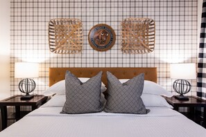 1 chambre, bureau, fer et planche à repasser, lit parapluie