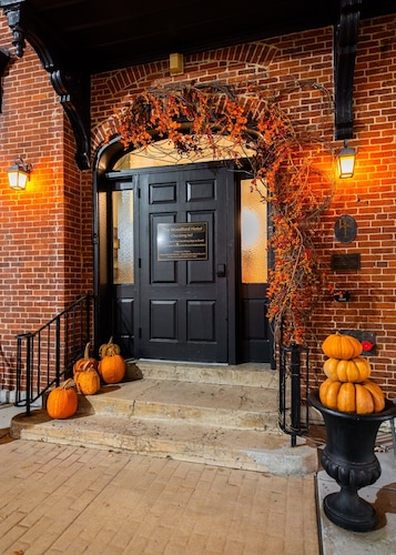 Historic Woodford Buffalo Trace Distil - Sleeps 24