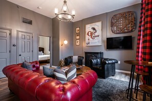 Smart TV, video games, DVD player, books - Old Crow Suite, The Woodford Hotel (Versailles)