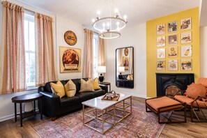 Interior - Pappy VanWinkle Suite, The Woodford Hotel (Versailles)