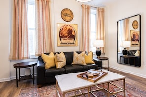 Smart TV, video games, DVD player, books - Pappy VanWinkle Suite, The Woodford Hotel (Versailles)