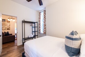 2 slaapkamers, een bureau, een strijkplank/strijkijzer, reisbedje