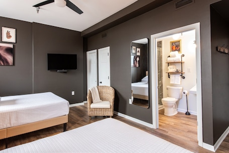 1 bedroom, desk, iron/ironing board, travel cot. Woodford Reserve Suite, The Woodford Hotel