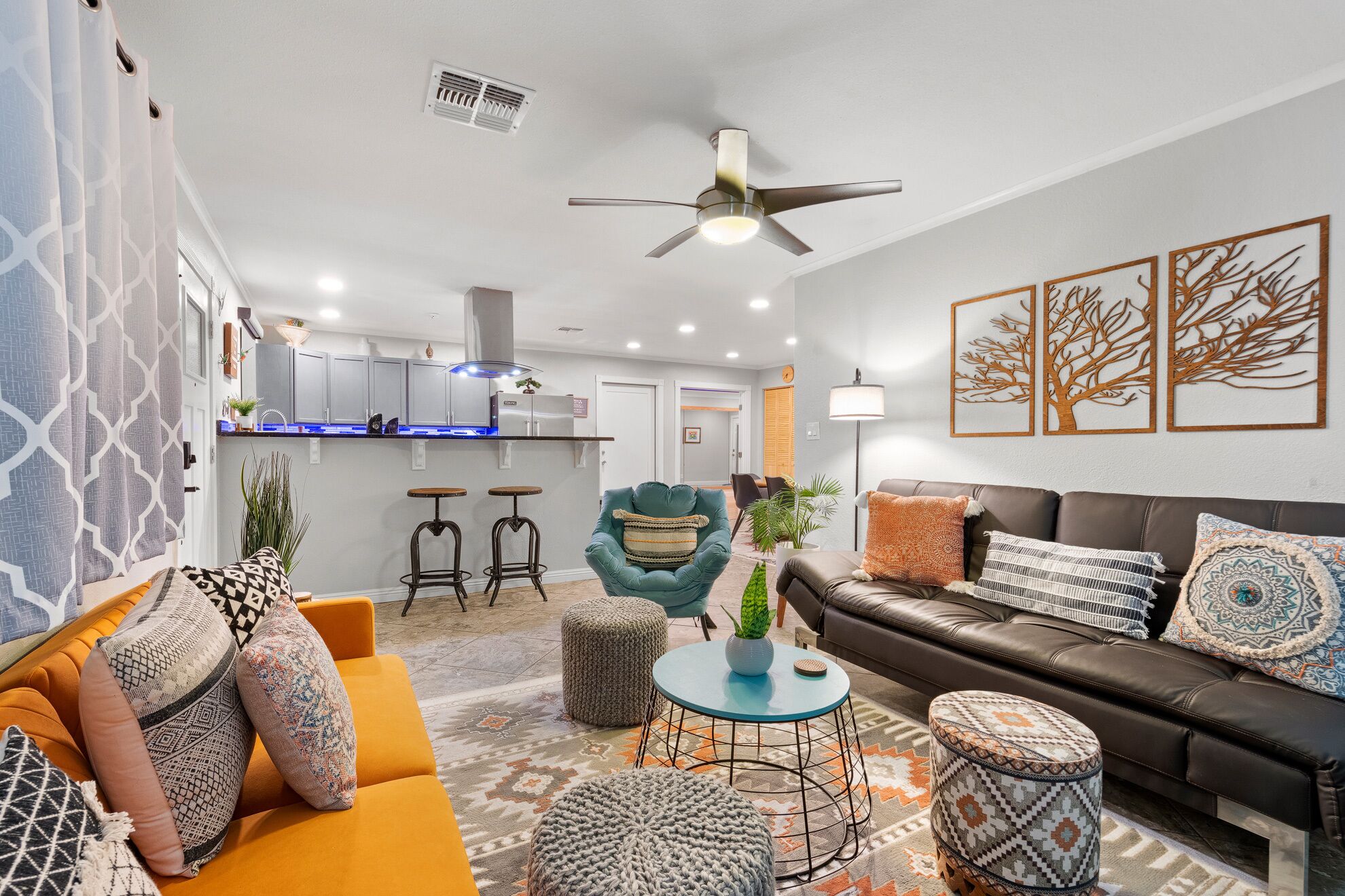 Smart-tv, bøger, stereoanlæg