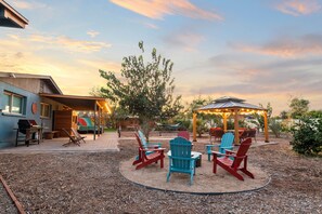 Outdoor dining - ~The Hummingbird House~  Sauna, Two King Beds, Mountain Views! (Phoenix)
