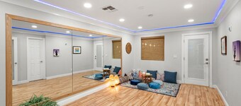 ~The Hummingbird House~  Sauna, Two King Beds, Mountain Views!