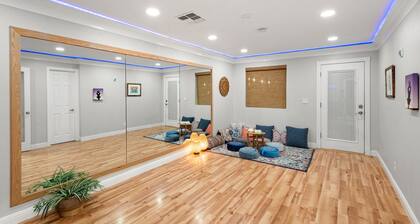 ~The Hummingbird House~ Sauna, Two King Beds, Mountain Views!