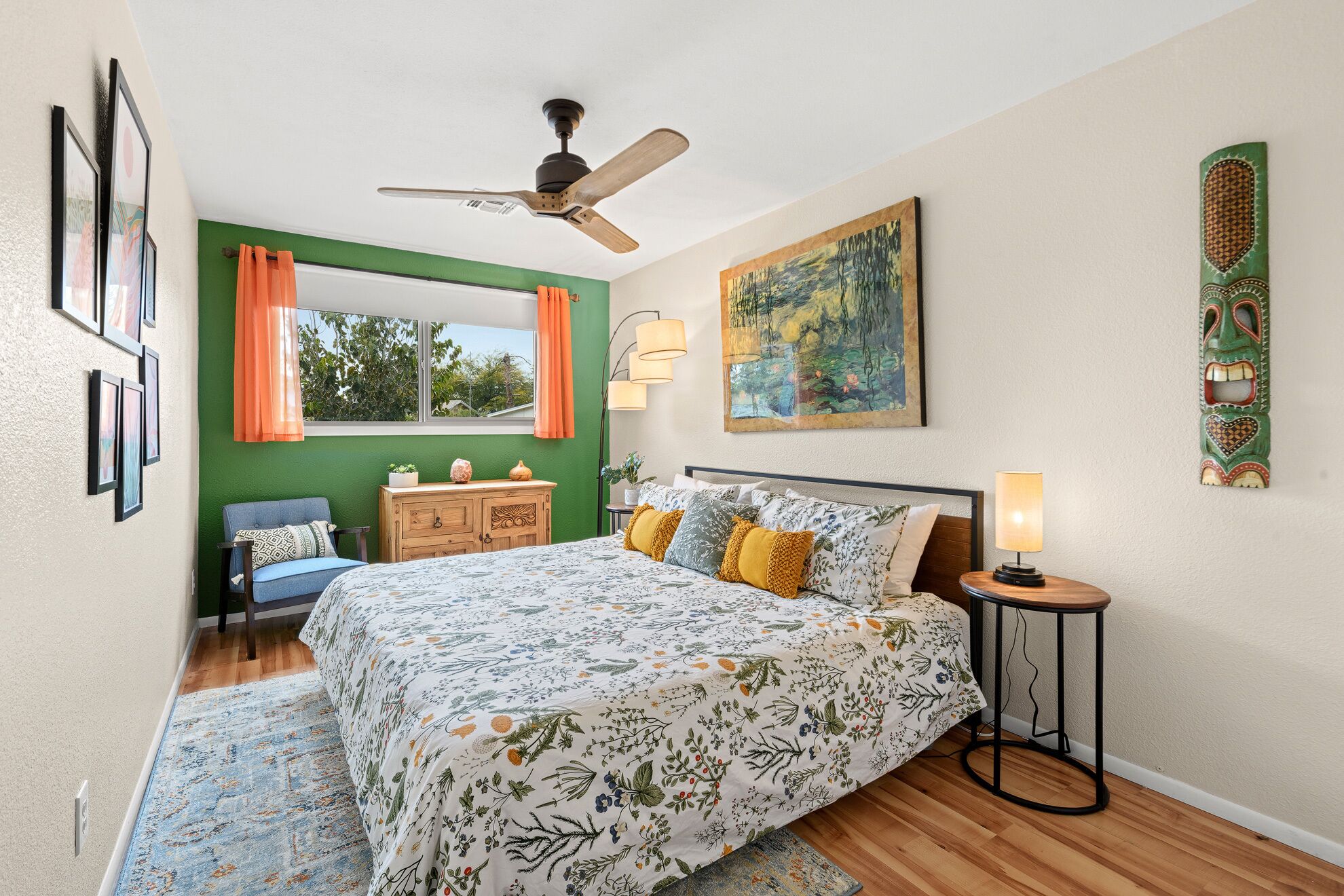 3 soverom, skrivebord, strykejern/-brett og reiseseng for barn