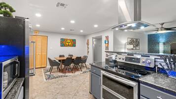 Een koelkast, een microgolfoven, een oven, een kookplaat