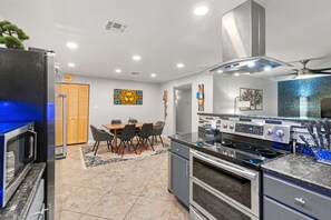 Refrigerador, microondas, horno, placa de cocina