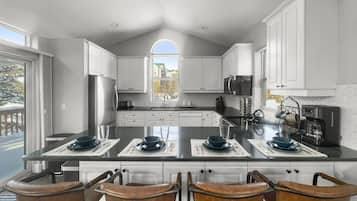 House, 3 Bedrooms | Private kitchen | Fridge, oven, coffee/tea maker, toaster