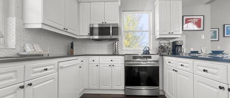 House, 3 Bedrooms | Private kitchen | Fridge, oven, coffee/tea maker, toaster