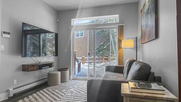 House, 3 Bedrooms | Living area | Smart TV