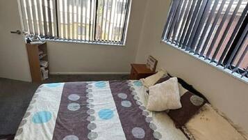 4 bedrooms, desk, soundproofing, WiFi