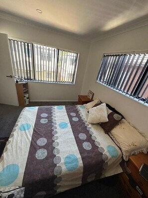 4 bedrooms, desk, soundproofing, WiFi