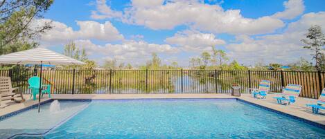 Una piscina al aire libre, una piscina climatizada