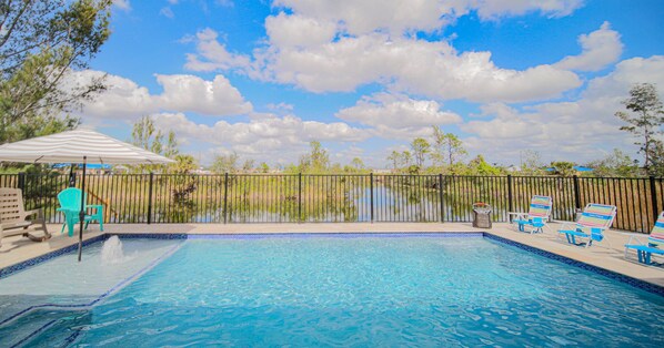 Alberca al aire libre y alberca climatizada