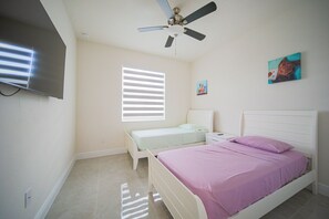 3 bedrooms, desk, iron/ironing board, travel cot - Luxury Living at Cape Coral-Heated Pool 3 Bedroom-3 Bathroom-Fresh Water Canal. (Cape Coral)