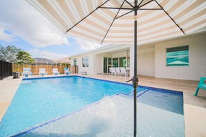 Outdoor pool, a heated pool - Luxury Living at Cape Coral-Heated Pool 3 Bedroom-3 Bathroom-Fresh Water Canal. (Cape Coral)