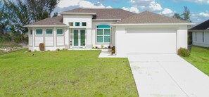 Exterior - Luxury Living at Cape Coral-Heated Pool 3 Bedroom-3 Bathroom-Fresh Water Canal. (Cape Coral)