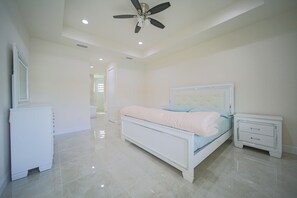 3 habitaciones, escritorio y tabla de planchar con plancha 