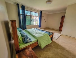 4 bedrooms, WiFi, bed sheets - Home away from Home -Beautiful and Spacious House (katabi, Entebbe)