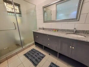 Regadera, bidet, toallas, jabón