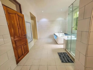 Shower, bidet, towels, soap - Home away from Home -Beautiful and Spacious House (katabi, Entebbe)