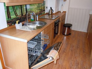 ثلاجة، ميكروويف، موقد طهي مسطح، غسالة أطباق