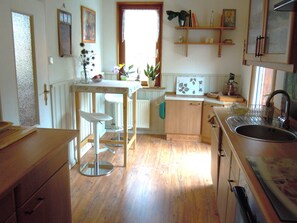 Kühlschrank, Mikrowelle, Herdplatte, Geschirrspüler