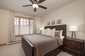 4 quartos, escrivaninha, ferros/tábuas de passar roupa, berço de viagem