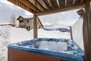 Outdoor spa tub - Winter Park Home w/views, heated garage, hot tub! (Fraser)