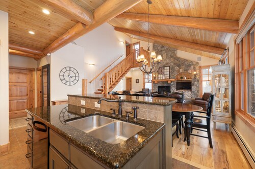 Winter Park Home w/views, heated garage, hot tub!