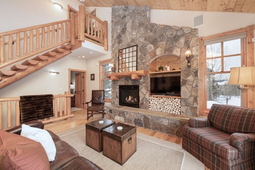 Winter Park Home w/views, heated garage, hot tub!