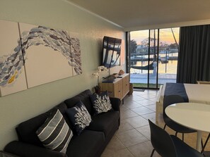 TV - ALL-NEW Waterfront Room, Heated Pool, Tiki Bar/Grill (Sarasota)