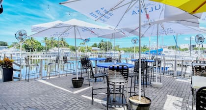 ALL-NEW Waterfront Room, Heated Pool, Tiki Bar/Grill