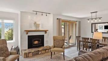 Smart TV, fireplace, books, stereo