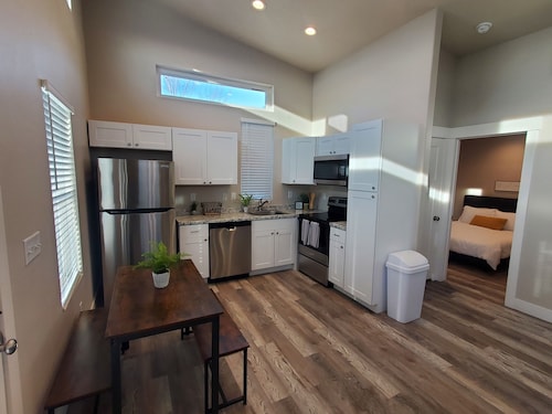 Hidden Gem! Cozy and Secluded 2 bedroom Guest House *No Cleaning fee*