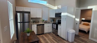 Hidden Gem! Cozy and Secluded 2 bedroom Guest House *No Cleaning fee*