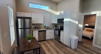 Hidden Gem! Cozy and Secluded 2 bedroom Guest House *No Cleaning fee*
