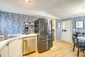 Réfrigérateur, micro-ondes, plaque de cuisson, lave-vaisselle