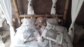 2 bedrooms, iron/ironing board, travel cot, free WiFi