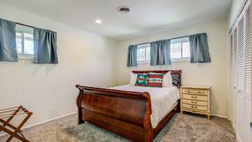 3 bedrooms, desk, iron/ironing board, travel crib