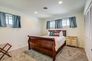 3 Schlafzimmer, Schreibtisch, Bügeleisen/Bügelbrett, Reisekinderbett