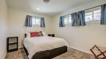 3 bedrooms, desk, iron/ironing board, travel crib